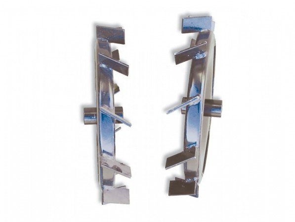 Twee ijzeren wielen voor BL106, vooraanzicht.