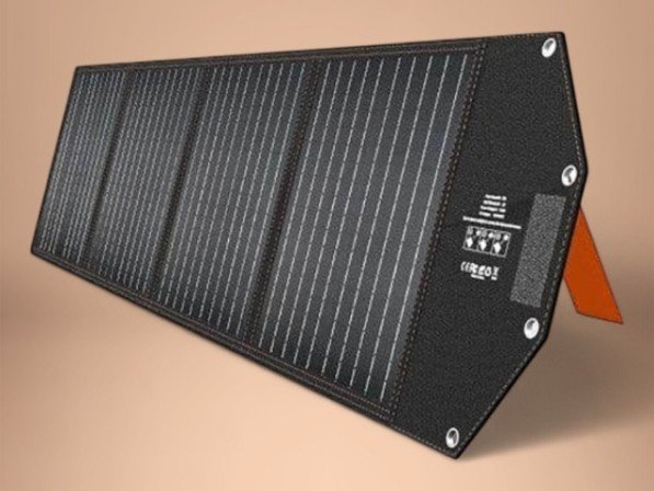 Draagbaar zonnepaneel PV-100X1 uitgeklapt en staand op een zachtgekleurde achtergrond.