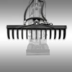 Hydraulisch zwenkbare hark Jansen MB-800 voor minigraver vooraanzicht