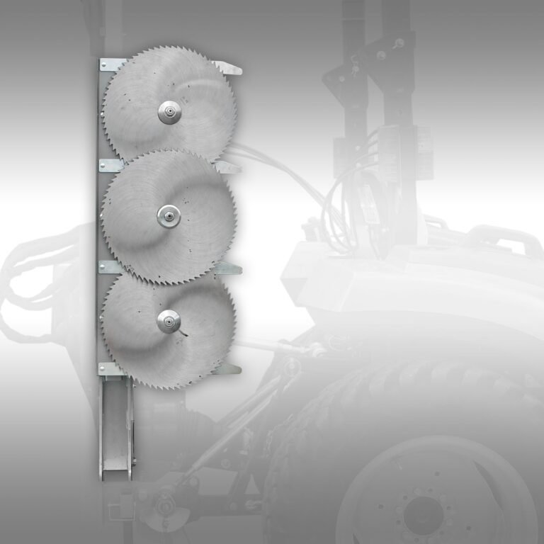 Jansen AS-400K snoeizaag bevestigd aan een tractor, met drie zaagbladen voor het snoeien van takken.