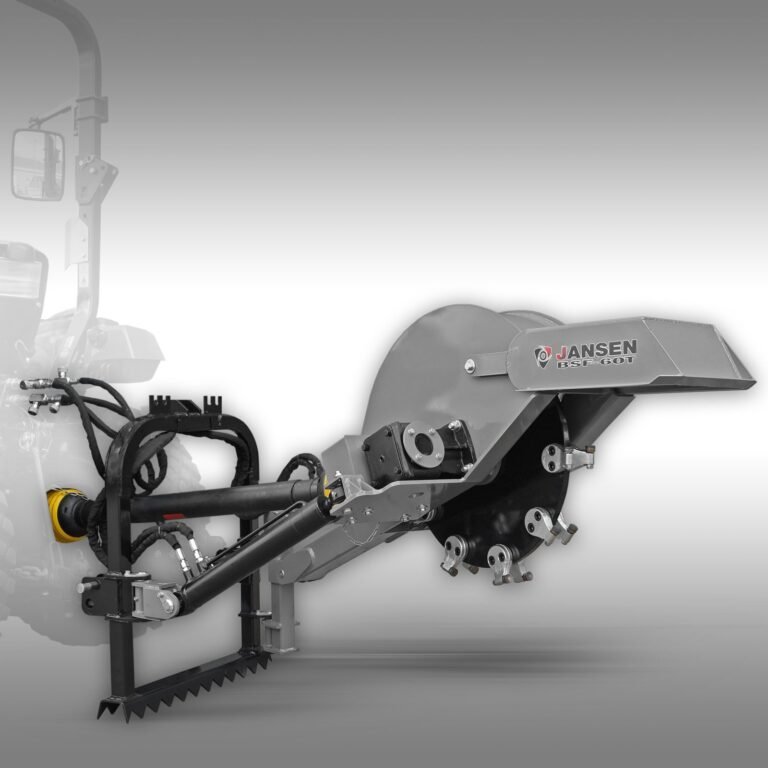 Stobbenfrees Jansen BSF-60T in actie, boomstronk verwijderen met een tractor