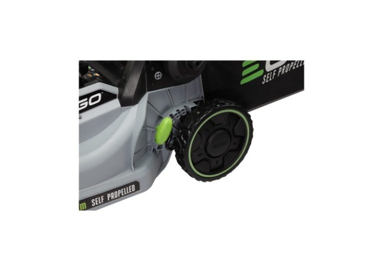 Detail van de ZELFRIJDENDE GRASMAAIER 47 CM (KIT) met focus op het wiel en de hoogteverstelling.