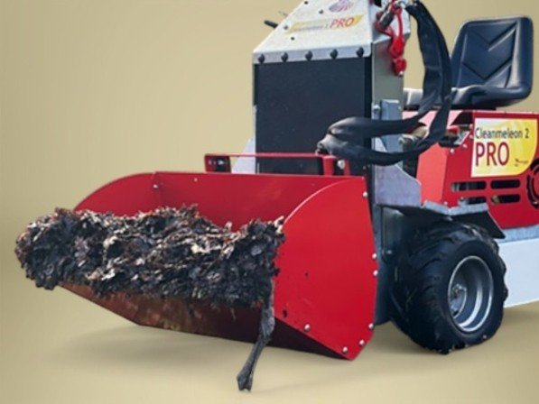 Frontale laadbak gevuld met bladeren gemonteerd op een CM 2 PRO