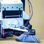 Detailopname van de zijdelingse onkruidborstel met een werkbreedte van 550 mm en staaldraad borstel.