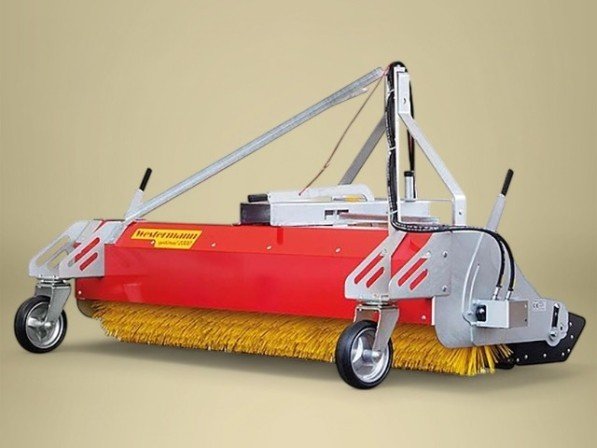 Axiaalborstel OPTIMAL 2300 gemonteerd achteraan met werkbreedte 2300 mm en 3-puntsophanging